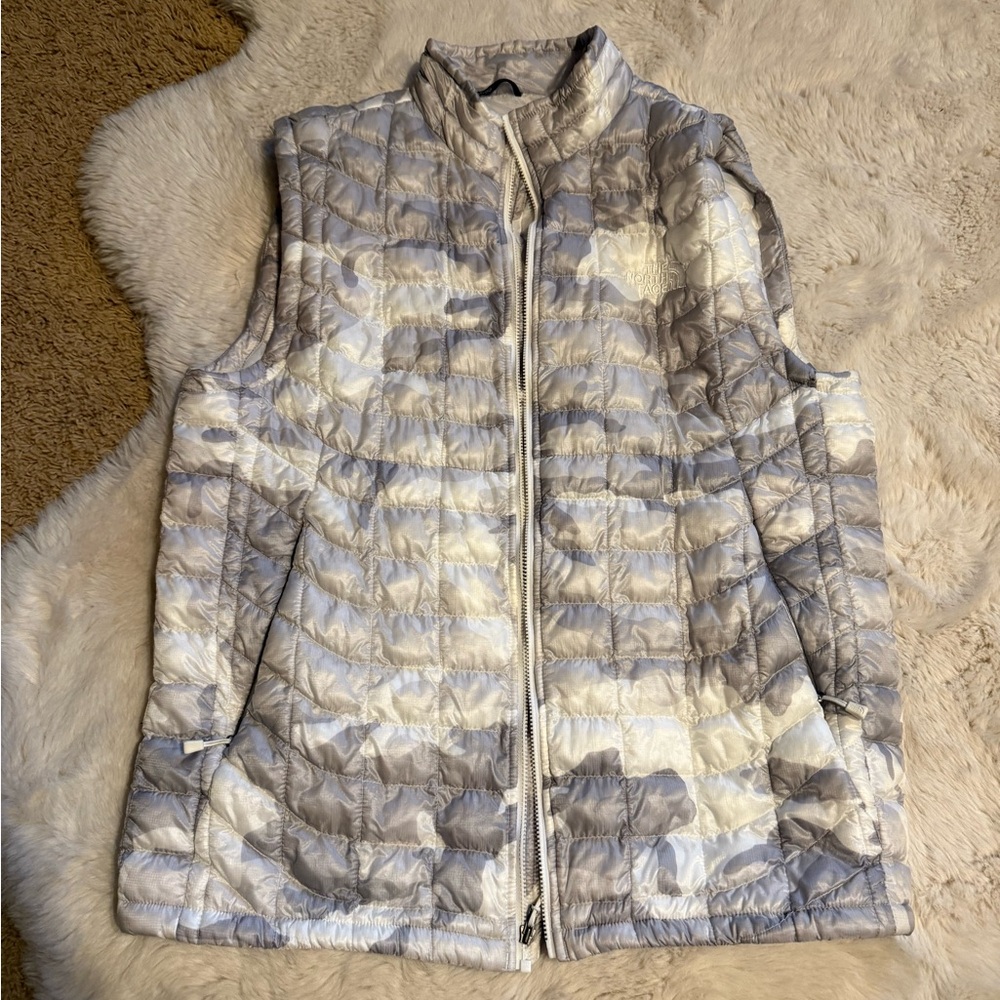 NWOT North Face Men’s Thermoball Trekker Puffer Vest. Med.RARE white CAMO color.